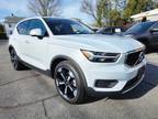 2020 Volvo XC40 T5 AWD Momentum