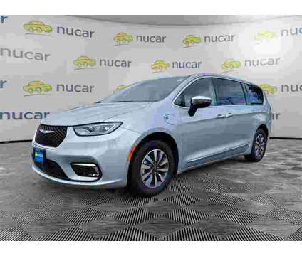 2023 Chrysler Pacifica Hybrid Limited is a Silver 2023 Chrysler Pacifica Hybrid in Tilton NH