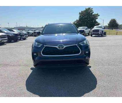 2022 Toyota Highlander XLE is a 2022 Toyota Highlander XLE SUV in Fort Smith AR