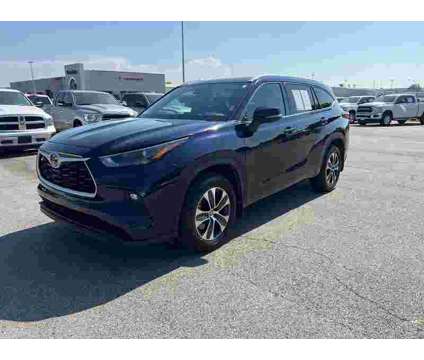 2022 Toyota Highlander XLE is a 2022 Toyota Highlander XLE SUV in Fort Smith AR