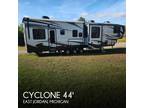 2018 Heartland Cyclone 4005 toy-hauler 44ft