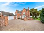 6 bedroom detached house for sale in Haxey Road, Misterton, Doncaster, DN10 4AA