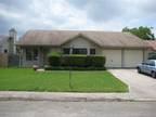 Nice Neighborhoodliving/Dining Combinationfireplace in Fam.