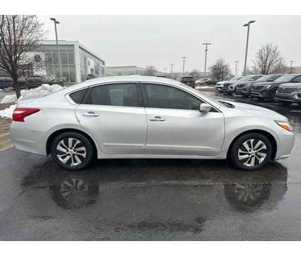 2018 Nissan Altima 2.5 SV is a Silver 2018 Nissan Altima 2.5 SV Sedan in Lees Summit MO