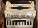 Spinet Mastercraft 120 Button 7 Voice Accordion Great condition with Hard Case