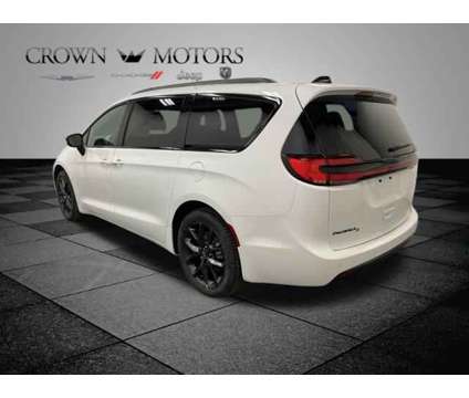2024 Chrysler Pacifica Touring L is a White 2024 Chrysler Pacifica Touring Car for Sale in Holland MI