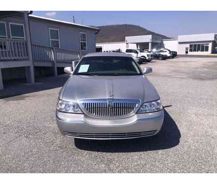 2010 Lincoln Town Car Signature Limited is a Silver 2010 Lincoln Town Car Signature Car for Sale in Cleveland GA