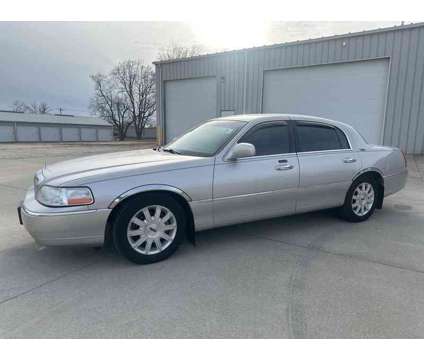 2011 Lincoln Town Car Signature Limited is a Silver 2011 Lincoln Town Car Signature Sedan in Fort Dodge IA