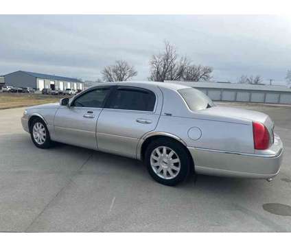 2011 Lincoln Town Car Signature Limited is a Silver 2011 Lincoln Town Car Signature Sedan in Fort Dodge IA
