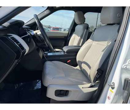 2019 Land Rover Discovery SE is a White 2019 Land Rover Discovery SE SUV in Lincolnwood IL