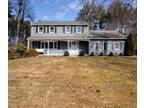 8 Hampshire Ln, Simsbury, CT 06070