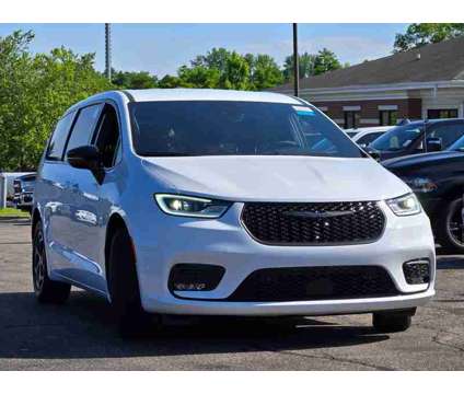 2024 Chrysler Pacifica Hybrid Select S Appearance Package is a White 2024 Chrysler Pacifica Hybrid Hybrid in Saint Charles IL