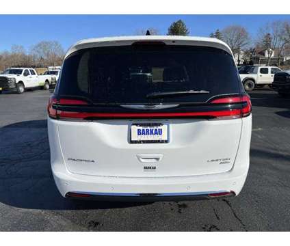 2024 Chrysler Pacifica Limited is a White 2024 Chrysler Pacifica Limited Car for Sale in Freeport IL