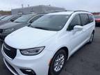 2022 Chrysler Pacifica White, 64K miles