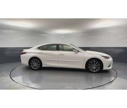 2019 Lexus ES 300h is a White 2019 Lexus ES Sedan in Daphne AL