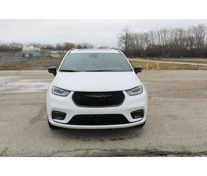 2024 Chrysler Pacifica Limited is a White 2024 Chrysler Pacifica Limited Car for Sale in Bay City MI