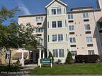 Stroudsburg, Beautifully kept 2 bed 2 full bath condo end