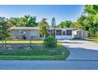 27 Lakeview Ln, Englewood, FL 34223