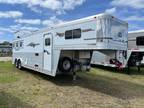 2006 Platinum 3 horse with 9' living quarters and generator 3 horses