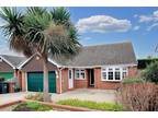 Wood Dale, Chelmsford CM2 3 bed detached bungalow for sale -