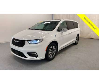 2022 Chrysler Pacifica Hybrid Limited is a White 2022 Chrysler Pacifica Hybrid Limited Hybrid in Holland MI