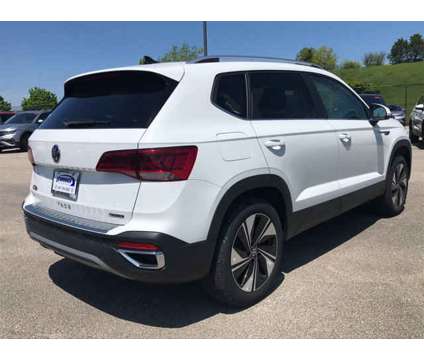 2024 Volkswagen Taos SE is a White 2024 Car for Sale in Glenview IL