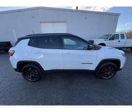 2024 Jeep Compass Latitude is a White 2024 Jeep Compass Latitude SUV in Freeport IL