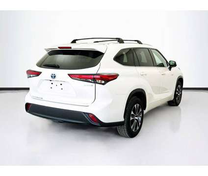 2021 Toyota Highlander XLE is a White 2021 Toyota Highlander XLE Car for Sale in Bellflower CA