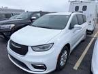 2022 Chrysler Pacifica White, 69K miles