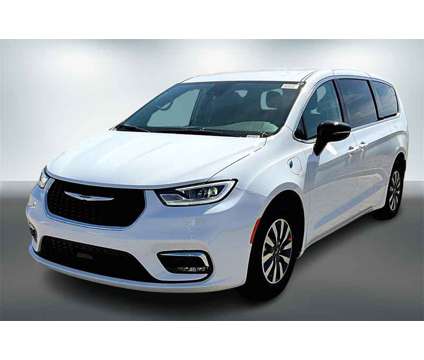 2024 Chrysler Pacifica Hybrid Select is a White 2024 Chrysler Pacifica Hybrid Hybrid in Kansas City KS