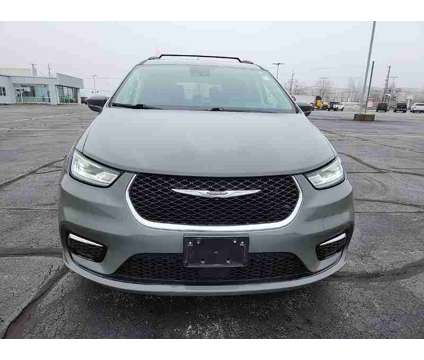 2022 Chrysler Pacifica Touring L is a Grey 2022 Chrysler Pacifica Touring Car for Sale in New Haven IN