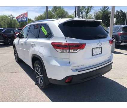 2018 Toyota Highlander XLE is a White 2018 Toyota Highlander XLE Truck in Evansville IN