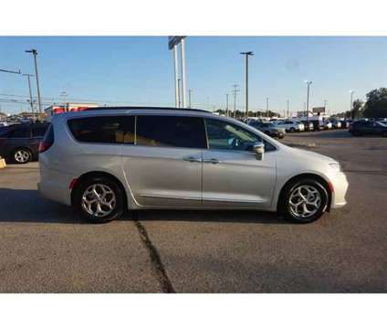 2022 Chrysler Pacifica Limited is a Silver 2022 Chrysler Pacifica Limited Van in Alcoa TN