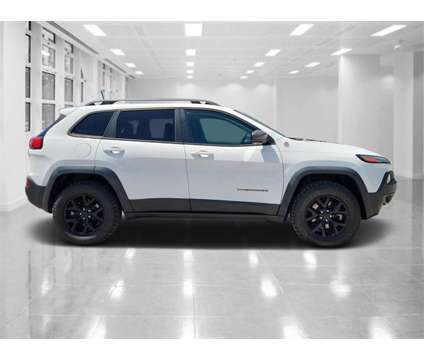 2018 Jeep Cherokee Trailhawk is a White 2018 Jeep Cherokee Trailhawk Car for Sale in Orlando FL