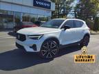 2024 Volvo XC40 B5 Ultimate Dark Theme