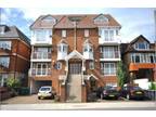 3 bed flat to rent in Queens Road, NW4, London