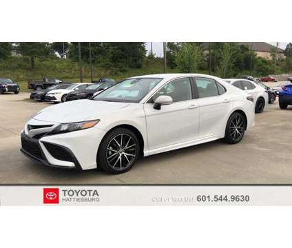 2022 Toyota Camry SE is a Silver 2022 Toyota Camry SE Car for Sale in Hattiesburg MS