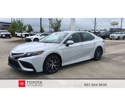 2022 Toyota Camry SE is a Silver 2022 Toyota Camry SE Car for Sale in Hattiesburg MS