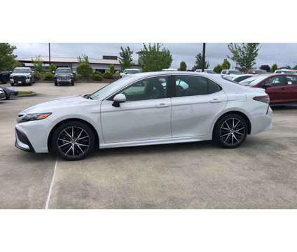 2022 Toyota Camry SE is a Silver 2022 Toyota Camry SE Car for Sale in Hattiesburg MS