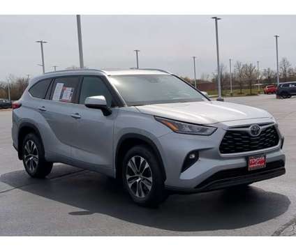 2020 Toyota Highlander XLE is a Silver 2020 Toyota Highlander XLE SUV in Naperville IL