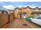 3 bed house to rent in Pioneer Way, WD18, Watford
