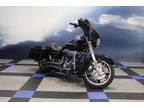 2013 Harley Davidson Street Glide - Vivid Black - Only 2600mi - LooK