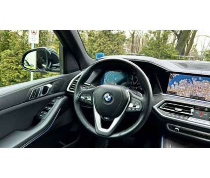 2022 BMW X5 xDrive40i is a Black 2022 BMW X5 4.6is SUV in Bay Shore NY