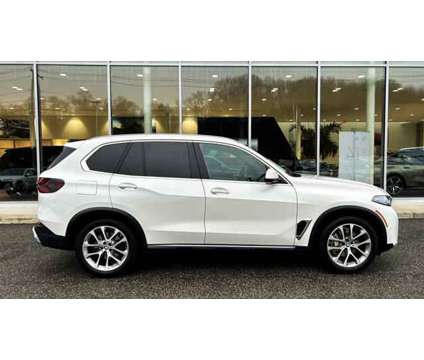 2024 BMW X5 xDrive40i is a White 2024 BMW X5 4.6is SUV in Bay Shore NY