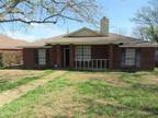 Single Family Residence, Traditional - Lancaster, TX 837 W Wintergreen Rd