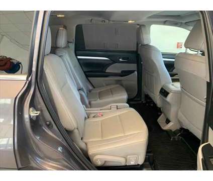 2019 Toyota Highlander XLE is a Tan 2019 Toyota Highlander XLE SUV in Bridgeport WV