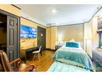 Stylish double bedroom close to to Times Square