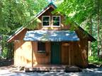 Greenwater, Enumclaw, Cozy Riverfront 2 Bedroom Cabin
