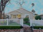 3 bedrooms and 2 bathrooms beach cottage at Huntington Beach