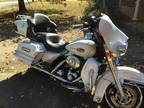 2008 Harley-Davidson pearl white ultra classic